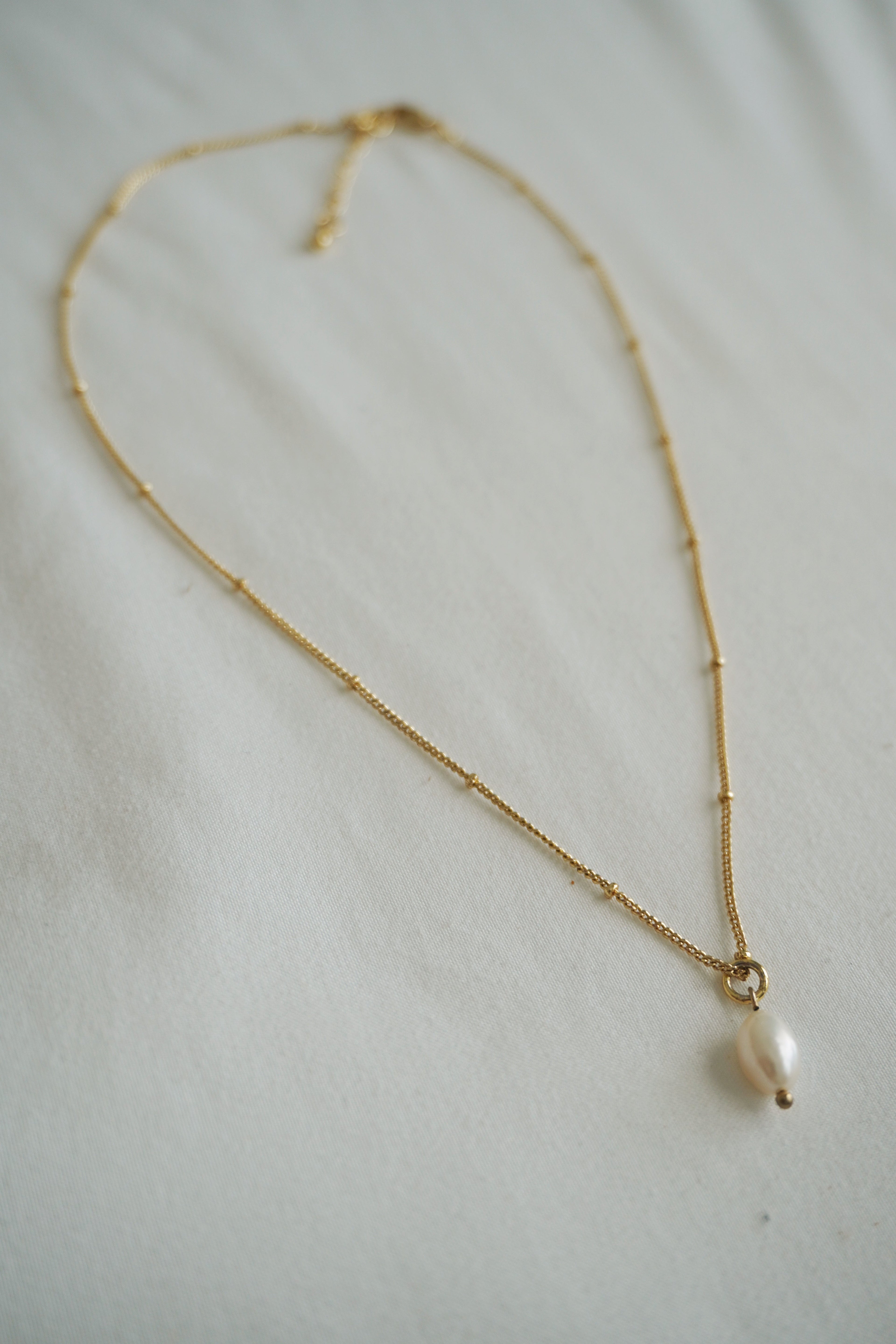 “Pure” pearl necklace